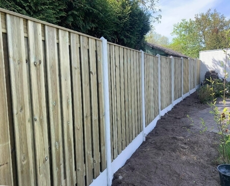 grenen houten schutting witte betonpalen